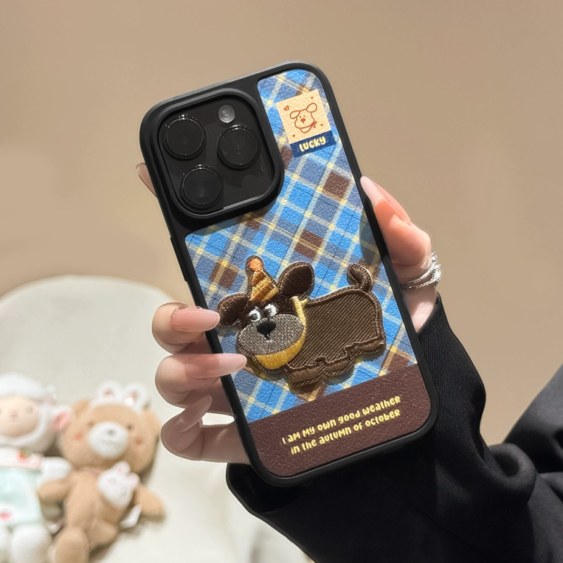 ブルーチェック刺繍iPhoneケースの手持ちイメージ