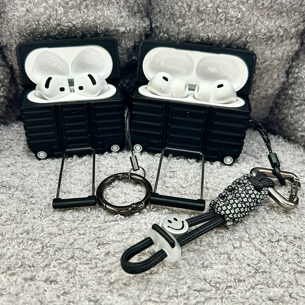 AirPods ケース ミニスーツケース型 蓋開き AirPods Pro 3 / 4 / Pro 2 装着展示 ブラック・シルバー 両色 縦リブ加工 TPU