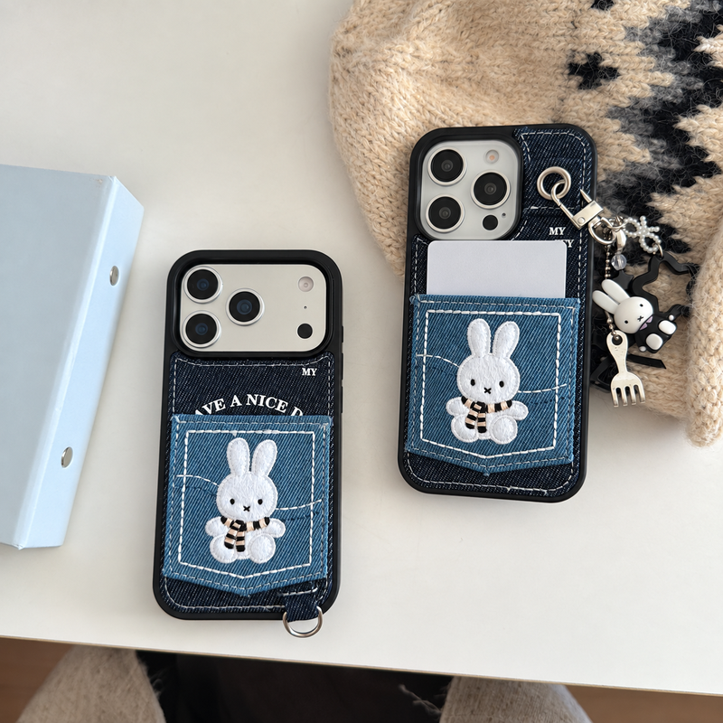 ケース単品とチャーム付きデニム刺繍iPhoneケースの比較イメージ
