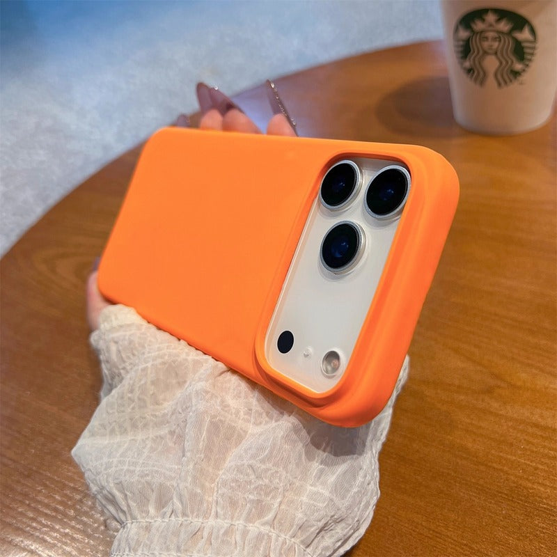 マットシリコンiPhoneケース オレンジ 手持ちイメージ