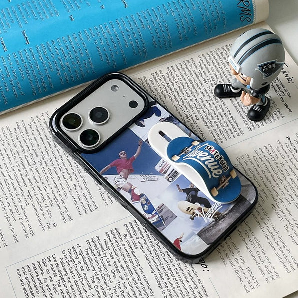 iPhone 18 Pro Max・18 Proを含む全14機種対応 【スタンド付き・2点セット】iPhone ケース 立体スケートボード型バンドエイドスタンド × アメリカンレトロ写真コラージュ 雑誌ライフスタイル