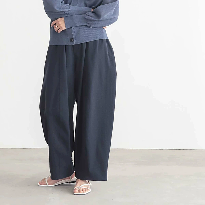 ネイビーのドレープワイドパンツ