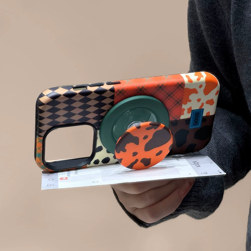 マグネットスタンド付きパッチワークiPhoneケースの横向き使用イメージ