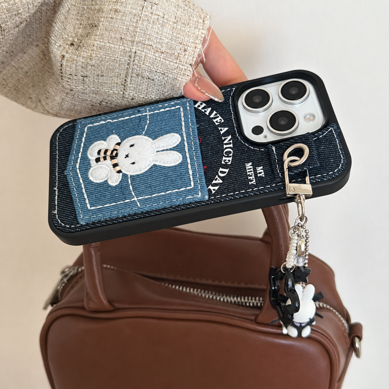 チャーム付きデニム刺繍iPhoneケースの携帯イメージ