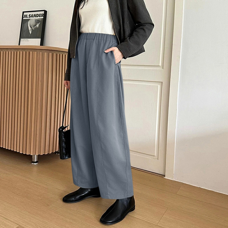 スモーキーブルーのワイドパンツ 正面スタイル