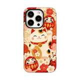 和柄アート iPhoneケース 招き猫とだるま（レッド） 白背景の装着イメージ