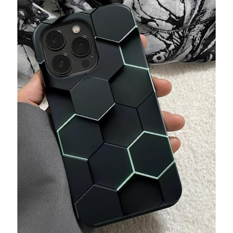 ハニカム柄 iPhoneケース ブラック×シアン 装着イメージ