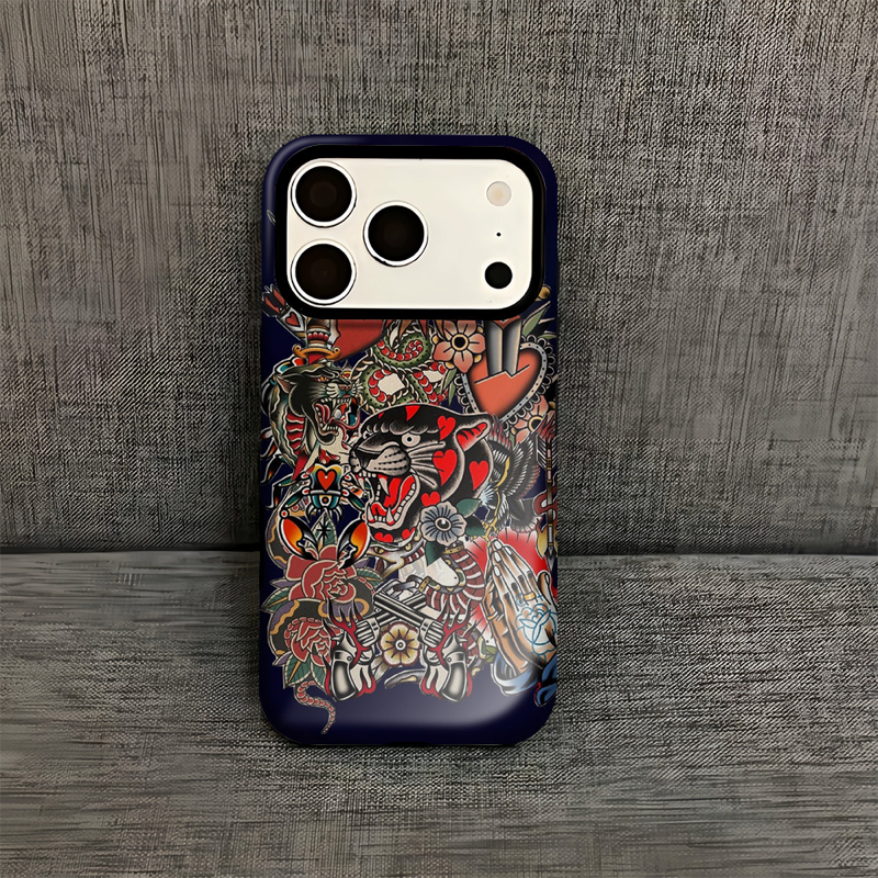 レトロなコラージュ柄 iPhoneケース タトゥーアート（ネイビー） 装着イメージ