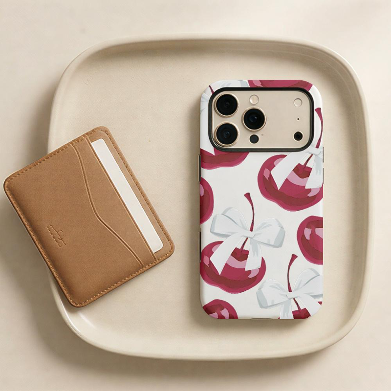 ケーキとリボンチェリー柄 iPhoneケース リボンチェリー（ボルドー） 装着イメージ
