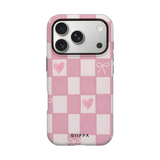 パッチワークとリボン柄 iPhoneケース ハートチェック（ピンク） 白背景の装着イメージ