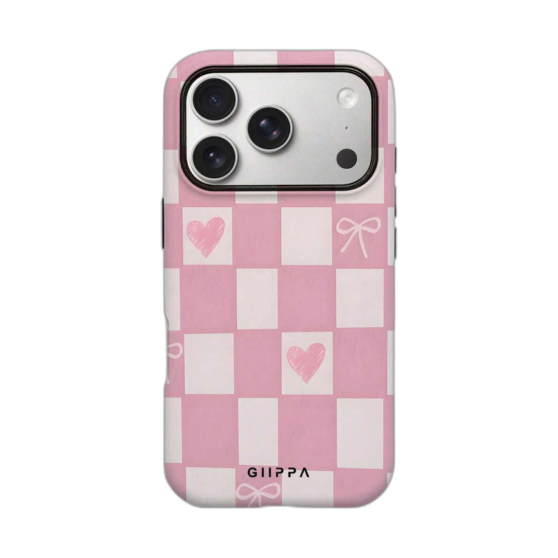 パッチワークとリボン柄 iPhoneケース ハートチェック（ピンク） 白背景の装着イメージ