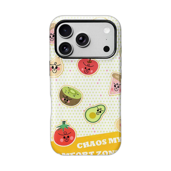 笑顔のフルーツとスマイル柄 iPhoneケース フルーツスマイル（クリーム） 白背景の装着イメージ