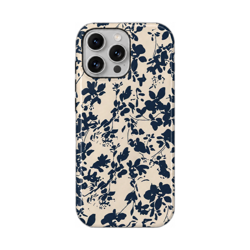 アジサイとブルーの花柄 iPhoneケース フラワー（ネイビー・クリーム） 白背景の装着イメージ