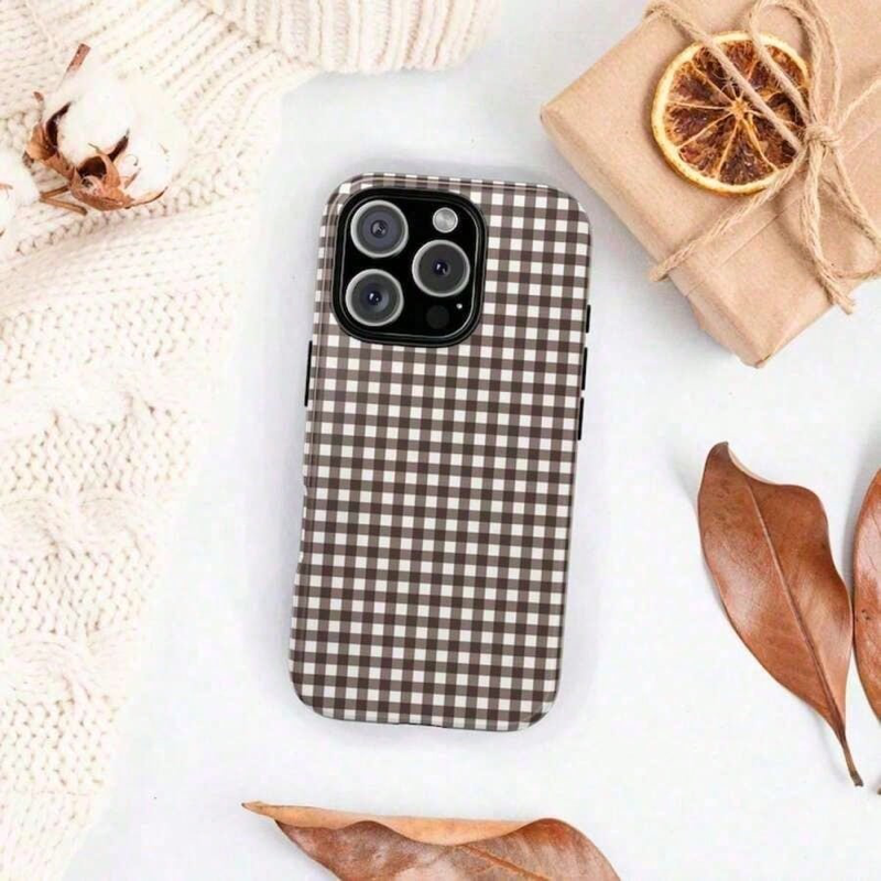 チェックとストライプ柄 iPhoneケース ギンガム（ブラウン） 装着イメージ