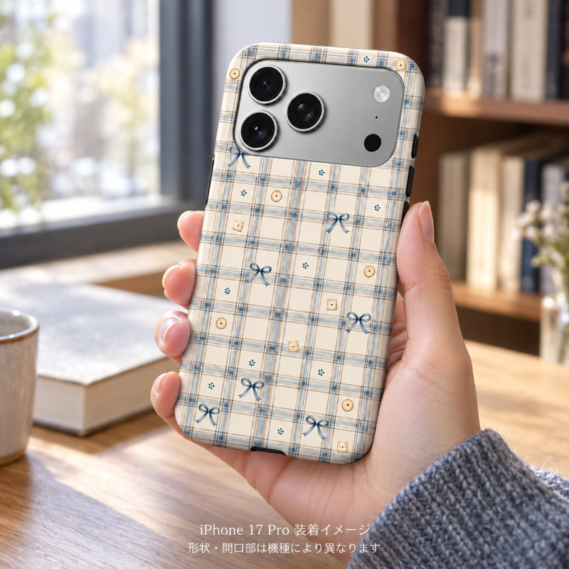 ウィンターチェック（グレーブルー）柄のケースを装着したiPhone 17 Proを手に持つ装着イメージ
