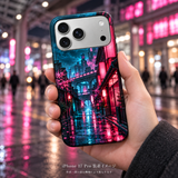 マゼンタナイトストリート柄のケースを装着したiPhone 17 Proを手に持つ装着イメージ