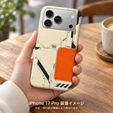 アイボリーオレンジプレート柄のケースを装着したiPhone 17 Proを手に持つ装着イメージ