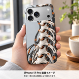 ホワイトメカニカルスパイン柄のケースを装着したiPhone 17 Proを手に持つ装着イメージ