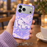 スリープロボットラビット柄のケースを装着したiPhone 17 Proを手に持つ装着イメージ