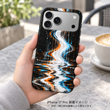 ディストーションウェーブ柄のケースを装着したiPhone 17 Proを手に持つ装着イメージ