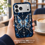 メタルサーキットバタフライ柄のケースを装着したiPhone 17 Proを手に持つ装着イメージ