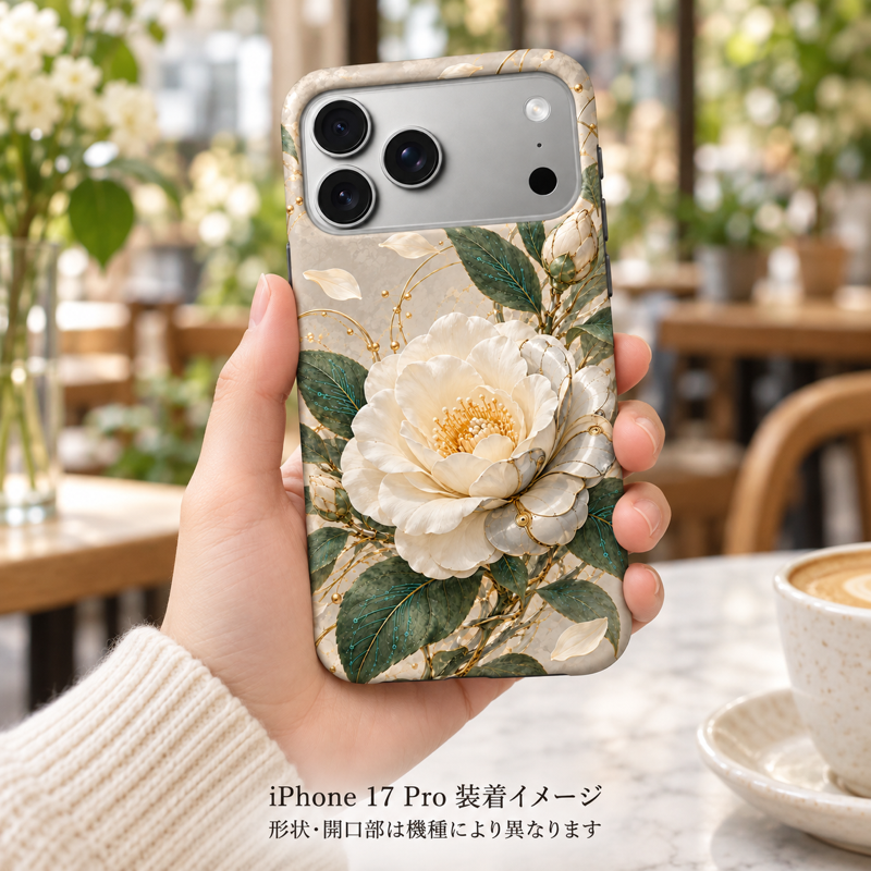 メカニカルカメリア柄のケースを装着したiPhone 17 Proを手に持つ装着イメージ