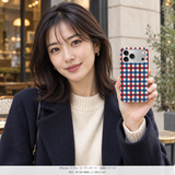 レトロギンガム（レッド・ブルー） iPhone 17 Proを手に持つモデル 装着イメージ