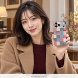 パッチワークチェック（レッド・ブルー） iPhone 17 Proを手に持つモデル 装着イメージ