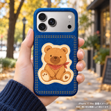 デニムプリントとキャラメルベア iPhone 17 Pro 元の手持ちシーン 装着イメージ
