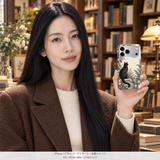 月夜の庭と猫 iPhone 17 Proを手に持つモデル 装着イメージ
