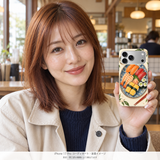 お寿司の盛り合わせ iPhone 17 Proを手に持つモデル 装着イメージ