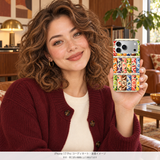 レトロドリンク缶 iPhone 17 Proを手に持つモデル 装着イメージ