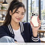 クラシックレッドステッチ iPhone 17 Proを手に持つモデル 装着イメージ