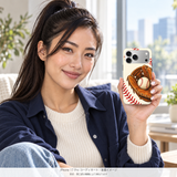 ボールとグローブ iPhone 17 Proを手に持つモデル 装着イメージ