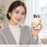 白梅の枝 iPhone 17 Proを手に持つモデル 装着イメージ